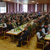 Voller-Saal-mit-Jaegern