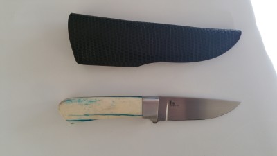 Jagdmesser mit gefärbtem Kamelknochen