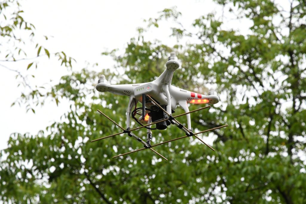 Kitzrettung vor der Mahd_Drohne fliegend