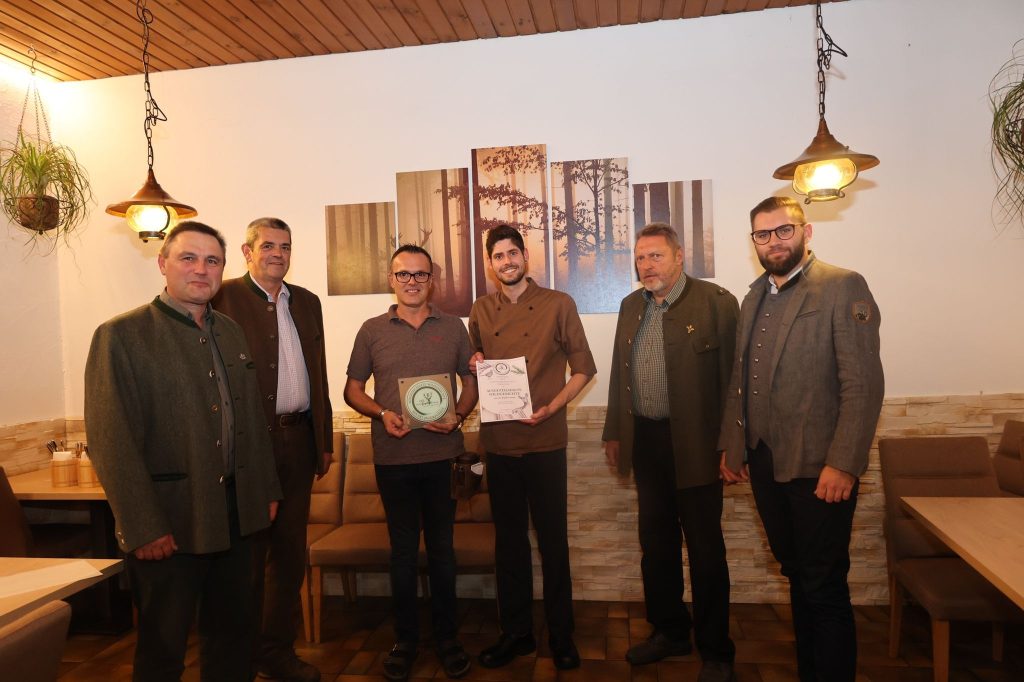 Von Links nach Rechts am Foto: BJM Johann Priemaier, BJM-Stv. Robert Schweifer, Gastwirt Andreas Baumann, Küchenchef und Koch Matthias Meier, JL Hermann Sveda und Braunaus 1. Vizebgm. Marco Baccili, B.SC.