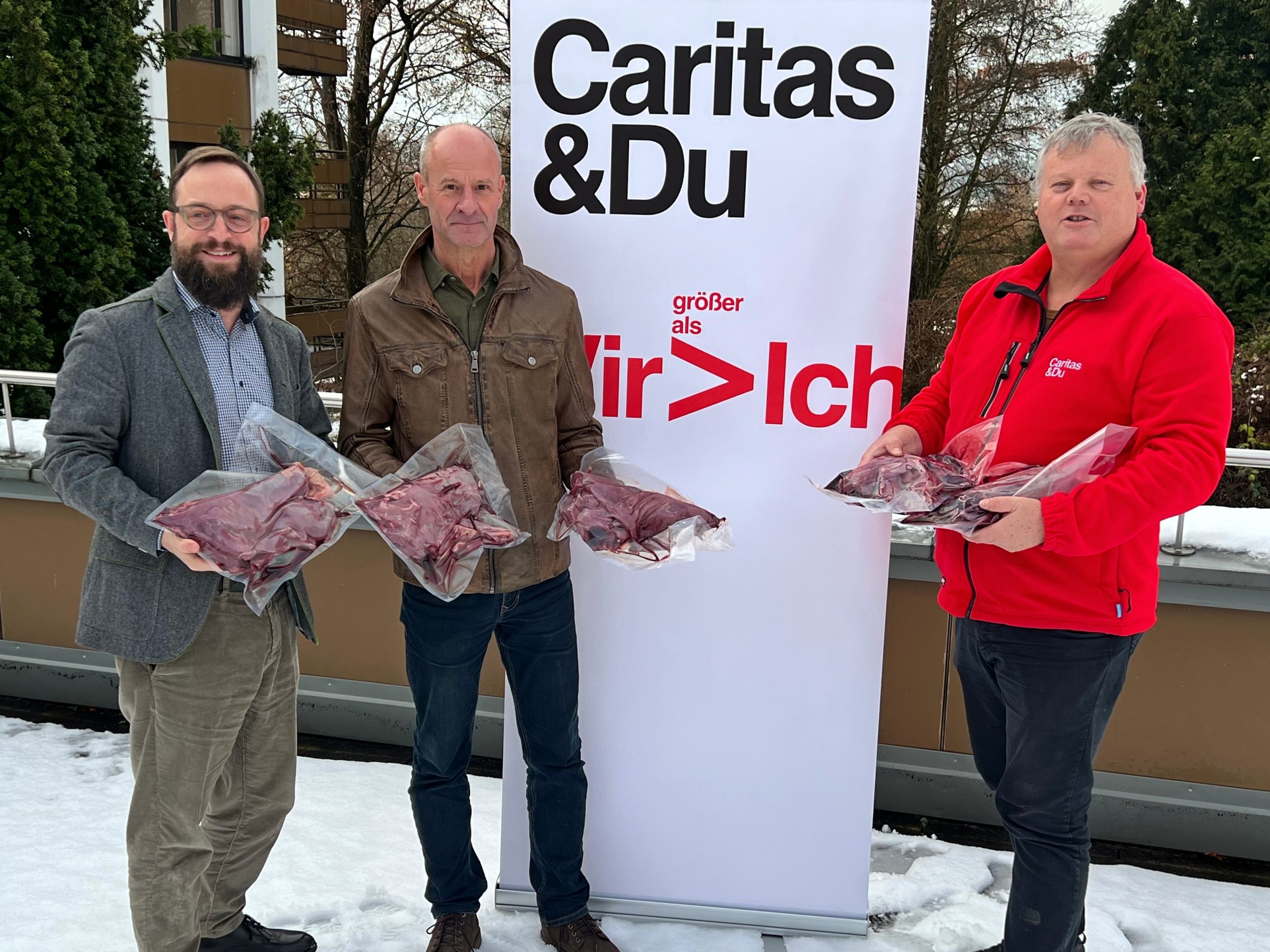 Caritas-Vorstand Stefan Pimmingstorfer (links) und Edgar Gratzer (rechts) freuen sich über das Feldhasen-Wildbret, das Landesjägermeister Herbert Sieghartsleitner mitgebracht hat. 