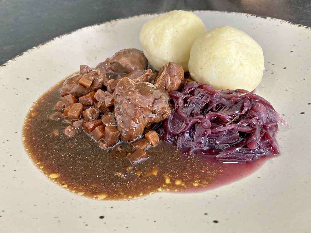 Rehbackerl mit Grießknödel und Rotweinzwiebeln, OÖ LJV