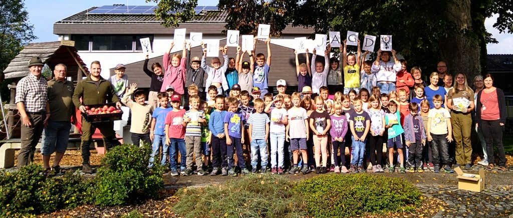 Vitamine und Schulkalender für die Neußerlinger Volksschulkinder, OÖ LJV