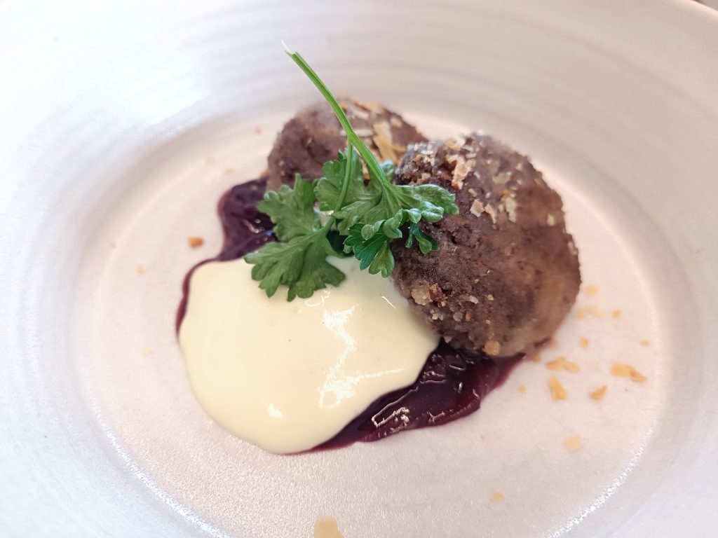 Butterschnitzel von der Gams mit Rotweinzwiebelconfit &#038; luftige Kartoffelespuma, OÖ LJV