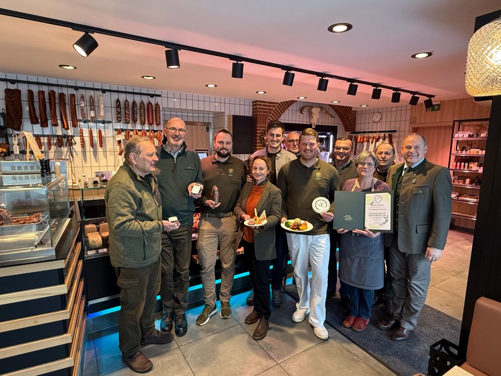 Wildplakette an ausgezeichnete Fleischhauerei Draxler verliehen, OÖ LJV