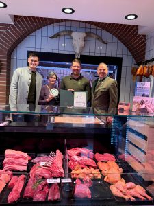 Wildplakette an ausgezeichnete Fleischhauerei Draxler verliehen, OÖ LJV